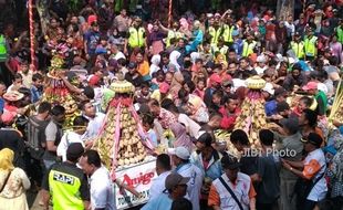 LEBARAN 2017 : Ratusan Warga Klaten Berburu Berkah Ketupat di Grebeg Syawal