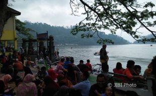 WISATA PONOROGO : Wisatawan Padati Telaga Ngebel saat Libur Lebaran