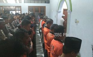 HELIKOPTER BASARNAS JATUH : Seratusan Personel Komunitas Klaten Gelar Salat Gaib