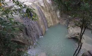 WISATA SOLORAYA : Dung Jengglong Sragen, Air Terjun Warna Biru