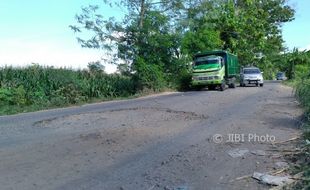 INFRASTRUKTUR KLATEN : Gara-Gara Dilintasi Truk Galian C, Jalan Mundu-Sorogaten Tulung Kerap Rusak