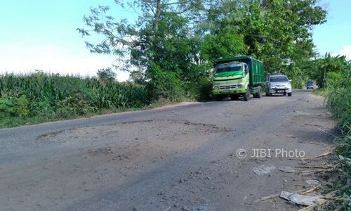 INFRASTRUKTUR KLATEN : Gara-Gara Dilintasi Truk Galian C, Jalan Mundu-Sorogaten Tulung Kerap Rusak