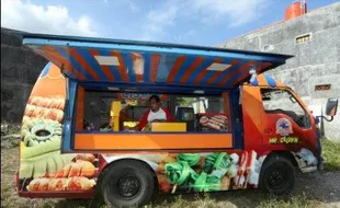 KULINER SOLO : Jual Nasi Pecel, Food Truck Ini Tetap Laris Manis