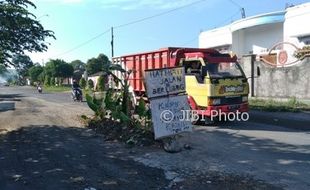 INFRASTRUKTUR KLATEN:  Jalan Rusak, Warga Tanam Pohon Pisang