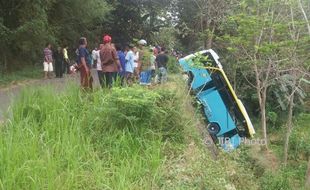 KECELAKAAN KARANGANYAR : Bus Rombongan Hajatan Tergelincir ke Ladang, 10 Orang Terluka