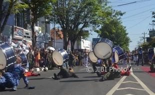 HUT SUKOHARJO : Atraksi Marching Band AAU Bikin Penonton Berdecak Kagum