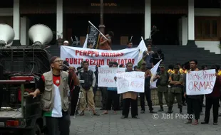 DEMO SOLO : Tolak Perppu Ormas, DSKS Unjuk Rasa di Gedung DPRD