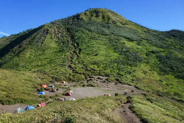 20Sejumlah tenda didirikan di Pos III Pendakian Gunung Merbabu via Gancik. Setelah Pos III jalur yang dilalui pendaki terus menanjak dengan tingkat kemiringan 45 derajat.