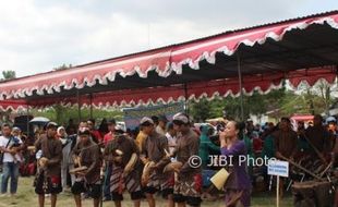 KESENIAN KLATEN : Gejog Lesung dan Semangat Gotong Royong Warga