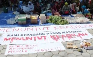 DEMO SRAGEN : Unjuk Rasa di Halaman Kantor Disperindag, Pedagang Pasar Masaran Boyong Dagangan