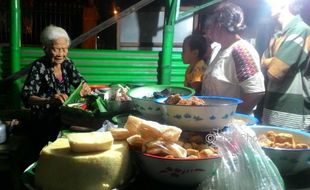 Nenek-Nenek Penjual Gendar Pecel di Jebres Solo Ini Mengaku Berumur 125 Tahun