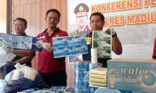 Ilegal, Pabrik Air Minum Kemasan Madiun Digerebek Polisi