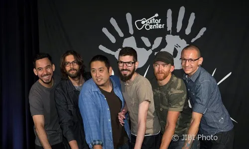 Kenang Chester Bennington, Mike Shinoda Unggah Foto Pertama Linkin Park