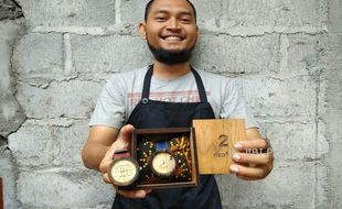 EKONOMI KREATIF : Dilirik Retail Asing, Jam Tangan Kayu "Dzaf" Kukuh Pertahankan Merek Sendiri