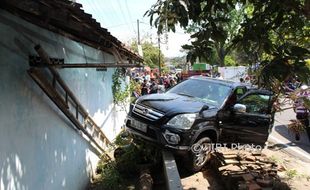 KECELAKAAN BOYOLALI : Tabrakan Mobil vs Truk, Satu Rumah Warga Rusak