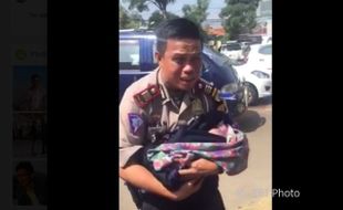 KISAH UNIK : Warga Rembang Lahirkan Bayi di Tol Cipali, Aksi Polisi Ini Malah Bikin Nangis