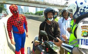 Buka Topeng, Spider-Man “Absurd” yang Bantu Razia Polisi Ini Ternyata...