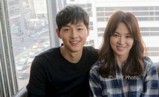 Kirimi Fans Surat, Song Joong Ki Janji Habiskan Sisa Hidup Bersama Song Hye Kyo