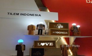 EKONOMI KREATIF : Lampu Tidur Cantik Berbahan Kayu Sisa