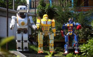 WISATA SOLO : Yuk Foto Bareng Transformers di Taman Cerdas Jebres