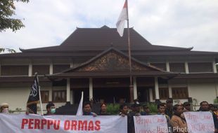 Tolak Perppu Ormas, DSKS Berunjuk Rasa di DPRD Solo