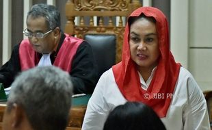 FOTO KORUPSI KLATEN : Sri Hartini Tetap Pakai Merah-Putih