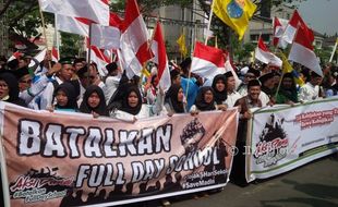 DEMO SEMARANG : Tolak Full Day School, Massa KMPP Berunjuk Rasa di Jl. Pahlawan