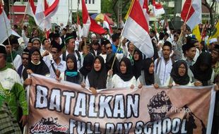 FOTO LIMA HARI SEKOLAH : Begini Aksi Para Santri Tolak Full Day School di Semarang