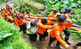 FOTO HELIKOPTER BASARNAS JATUH : Serpihan Heli Diturunkan dari Gunung Butak