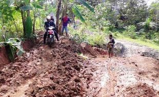 INFRASTRUKTUR KENDAL : Tak Kunjung Dapat Perhatian, Jalanan di Kendal Ini Seperti Sawah