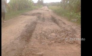 INFRASTRUKTUR SEMARANG : Jalan Rusak, Truk Disalahkan