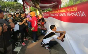 Duta Bahasa Jateng Bagikan Kamus di Car Free Day Simpang Lima