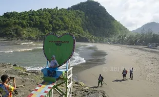 Indahnya Pantai Karang Bolong Kebumen, Simpan Histori & Mitos