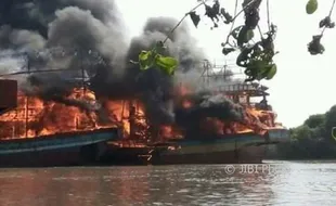 KEBAKARAN PATI : 14 Kapal Terbakar di Juwana, Termasuk Milik Wakil Bupati Terpilih