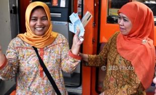 Foto Mensos Cairkan Uang Bantuan di Banyubiru