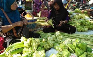 LEBARAN 2017 : Pembeli Sepi, Penjual Selongsong Ketupat di Ponorogo Turunkan Harga