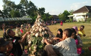 LEBARAN 2017 : Perayaan Idulfitri di Desa Ini Ditutup dengan Makan 1.500 Ketupat