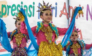 FOTO HARI ANAK NASIONAL : Penyandang Cacat Berlomba Kreasi Seni