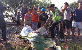 KISAH TRAGIS : Tertabrak KA di Kalijambe Sragen, Ibu dan Anak Terpental hingga Tewas