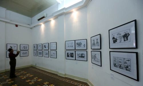 Menelusuri Jejak Indonesia dari Pameran Karikatur Oom Pasikom Karya G.M. Sudarta