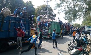 LIGA 2 : Ribuan Suporter PSIS Semarang Tiba di Stadion Manahan Solo