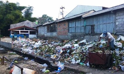 KEBERSIHAN SEMARANG : Makin Numpuk, Tempat Sampah Pasar Kembangsari Juga Dipakai Warga