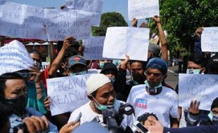 FOTO PEMBUNUHAN BATANG : Aksi Tutup Mulut di Mapolres Batang