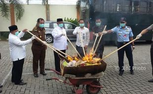 NARKOBA MADIUN : 12.151 Bungkus Jamu Tradisional Ilegal Dibakar di Kejari Madiun