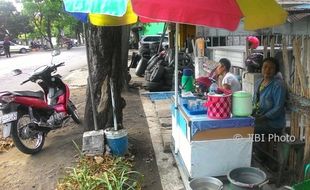 PKL Jl. Monginsidi Solo Berharap Bantuan Gerobak Segera Tiba