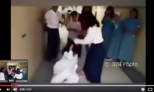 Tak Berdaya, Remaja Berseragam SMP Ini Dijambak, Dipukuli, hingga Disuruh Sujud