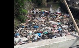 KEBERSIHAN KENDAL : Menjijikkan, Sungai di Kendal Ini Tampak Seperti Tempat Sampah