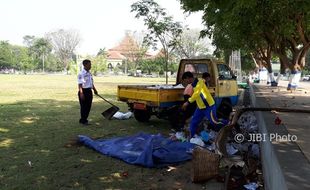 3 Jam Tak Cukup untuk Bersihkan Sampah di Alun-Alun Karanganyar