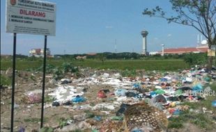 KEBERSIHAN SEMARANG : Peraturan Tak Dihiraukan, Jalan di Semarang Ini Penuh Sampah