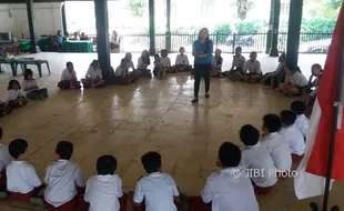 Puluhan Siswa Sekolah Bhinneka Tunggal Ika Mengungsi